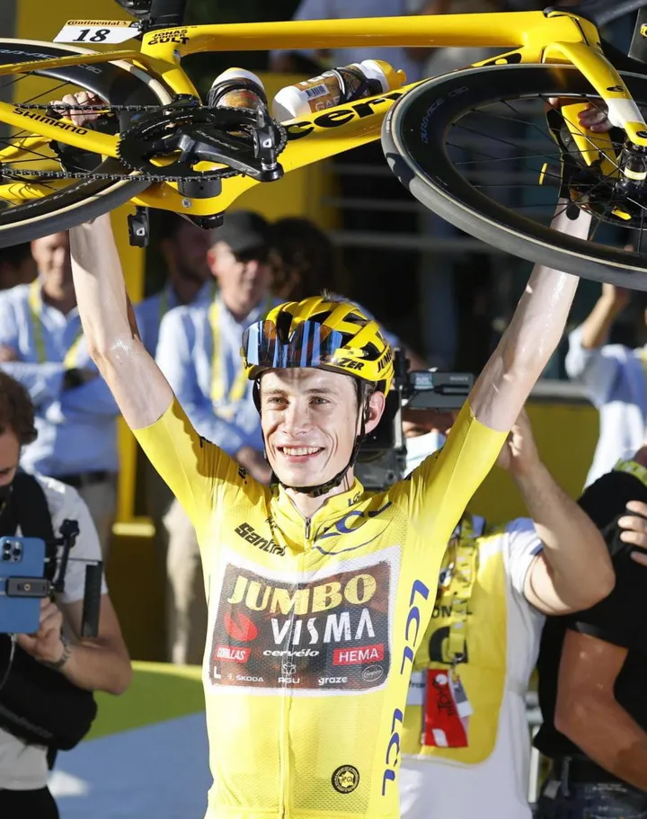 Jonas Vingegaard, danese di 26 anni, trionfatore dell’ultimo Tour de France dopo un duello appassionante con lo sloveno Tadej Pogacar vincitore dei due precedenti