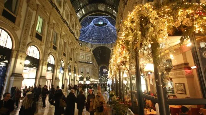 Luminarie di Natale e corsa ai regali nel traffico, Milano, 20 dicembre 2022. ANSA / PAOLO SALMOIRAGO