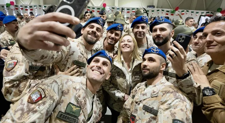 Giorgia Meloni, 45 anni, in uno dei selfie scattati durante la visita di ieri al contingente dei militari italiani in missione a Baghdad