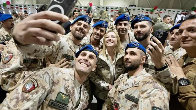 Giorgia Meloni, 45 anni, in uno dei selfie scattati durante la visita di ieri al contingente dei militari italiani in missione a Baghdad