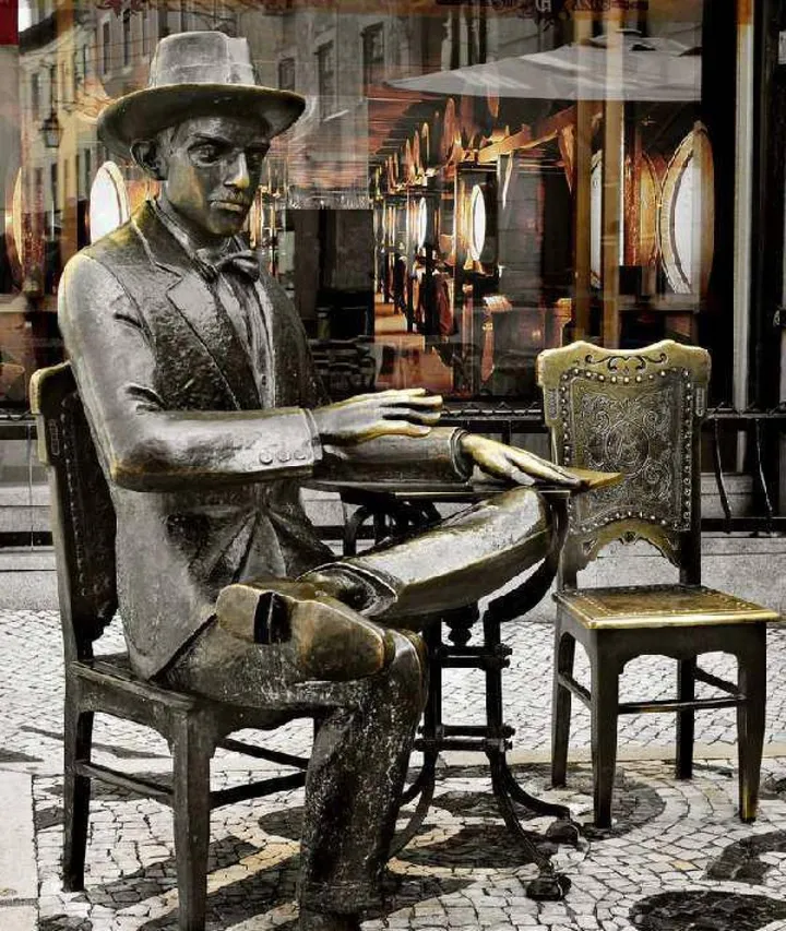 La statua di Fernando Pessoa davanti al “Cafè a brasileira. “ nel centro di Lisbona
