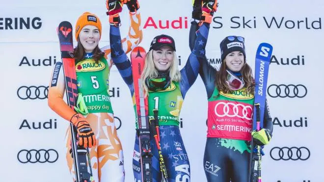 epa10379209 Winner Mikaela Shiffrin of the US (C), second placed Petra Vlhova of Slovakia (L) and third placed Marta Bassino of Italy (R) during the winner ceremony of the Women's Giant Slalom of the FIS Ski Alpine World Cup in Semmering, Austria, 27 December 2022.  EPA/DOMINIK ANGERER