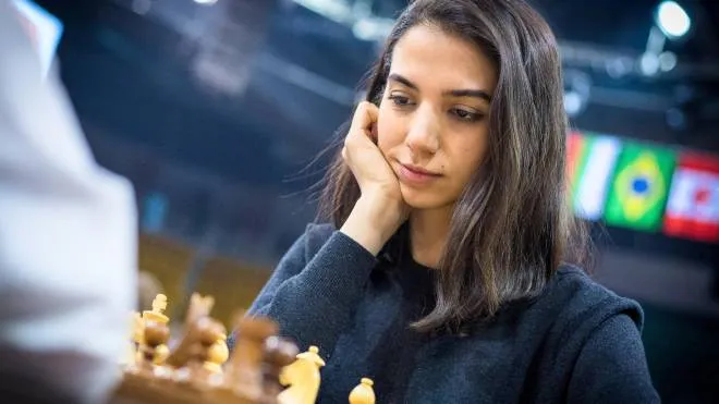 La campionessa di scacchi iraniana Sara Khadim, 25 anni, al Mondiale ad Almaty in Kazakistan senza il velo