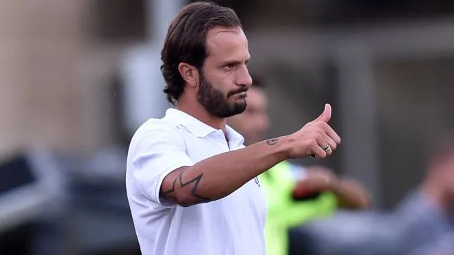 per Daniela Lagana - ASCOLI PICENO, ITALY - AUGUST 10:  Alberto Gilardino head coach of Pro Vercelli gives a thumb up during the match between Ascoli Calcio 1898 FC and Pro Vercelli-TIM Cup at Stadio Cino e Lillo Del Duca on August 10, 2019 in Ascoli Piceno, Italy.  (Photo by Giuseppe Bellini/Getty Images)