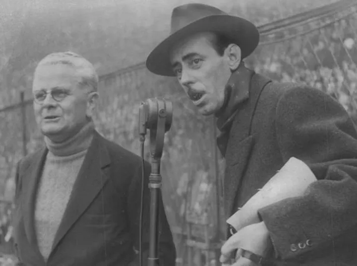 Nicolò Carosio (1907-1984) in piedi davanti al microfono durante una radiocronaca