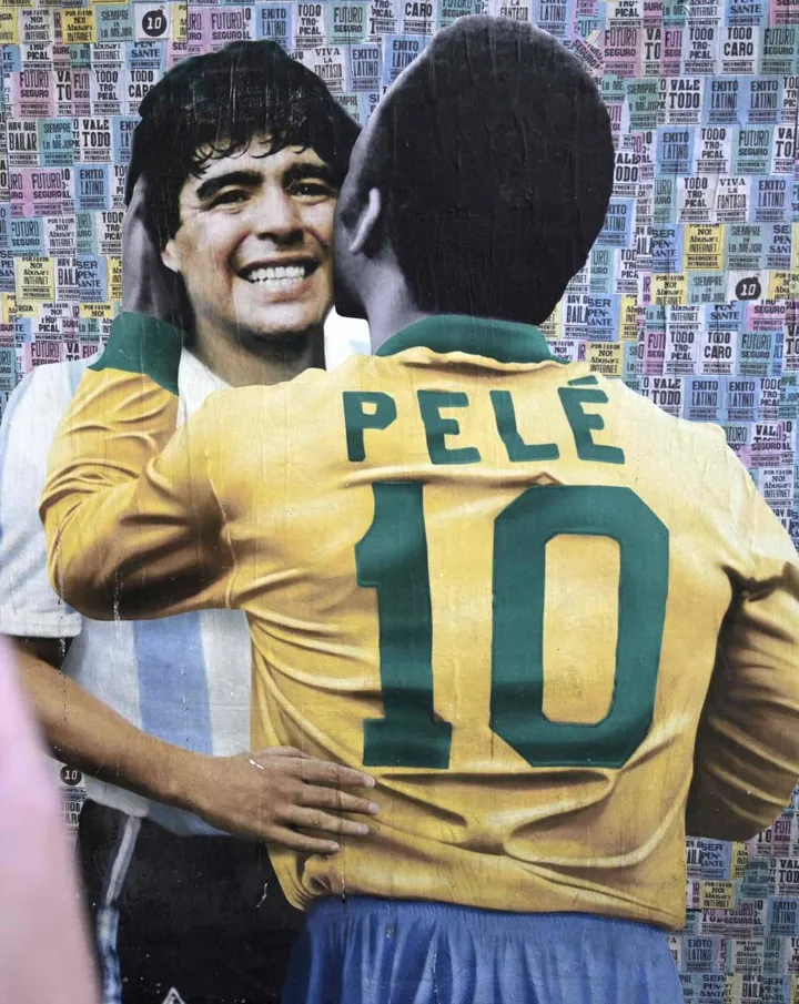 Un murales comparso a Buenos Aires, con Pelé che abbraccia Maradona. A sinistra nella foto piccola Eraldo Pecci, che giocò con il Pibe de Oro