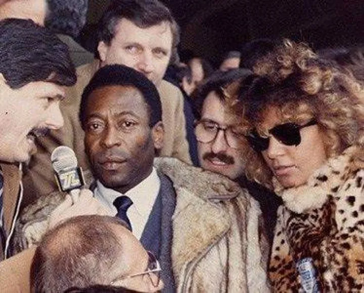 Pelé. è venuto tante volte in Italia, da calciatore e anche dopo aver smesso:. a sinistra con il Cosmos a Roma con Nils Liedholm, a destra con Paolo Rossi al premio Franchi