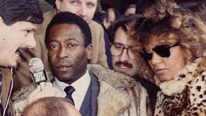 Pelé. è venuto tante volte in Italia, da calciatore e anche dopo aver smesso:. a sinistra con il Cosmos a Roma con Nils Liedholm, a destra con Paolo Rossi al premio Franchi