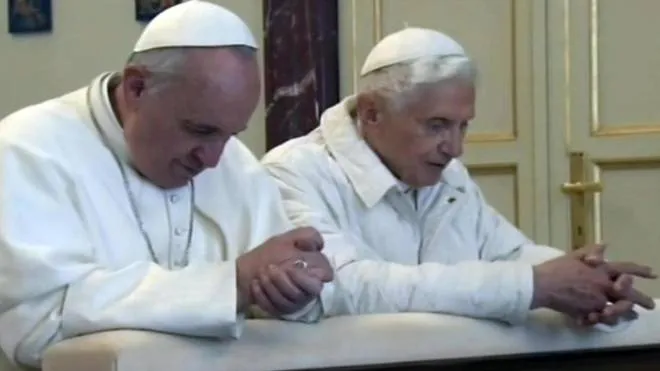 La prima preghiera pubblica insieme di Francesco e Benedetto XVI, nel 2013