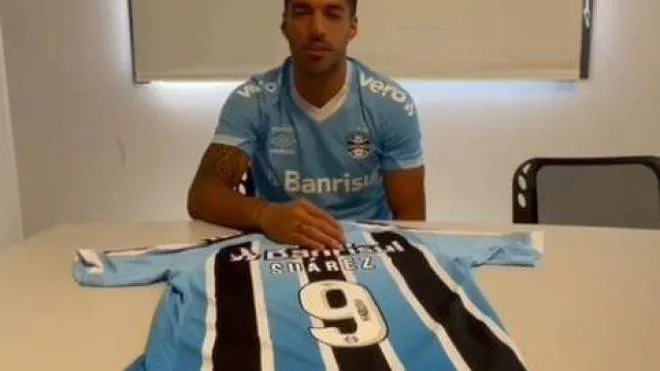 Luis Suarez, 35 anni, con la nuova maglia: ha firmato un contratto di due stagioni