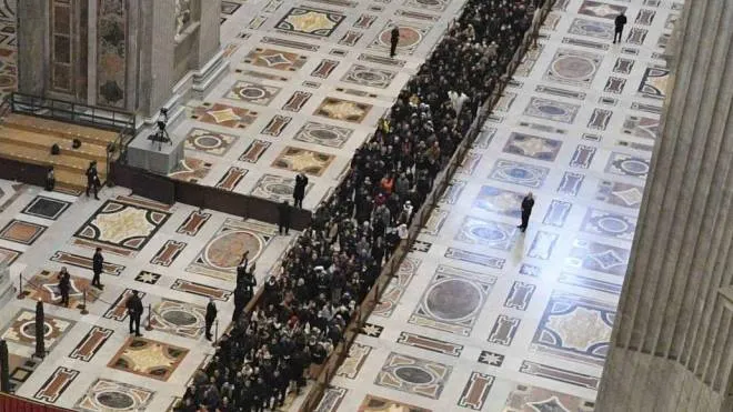 La folla di fedeli in fila per l’ultimo saluto a Ratzinger nella basilica di San Pietro