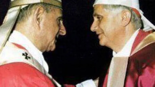Papa Paolo VI abbraccia. un giovane Joseph Ratzinger