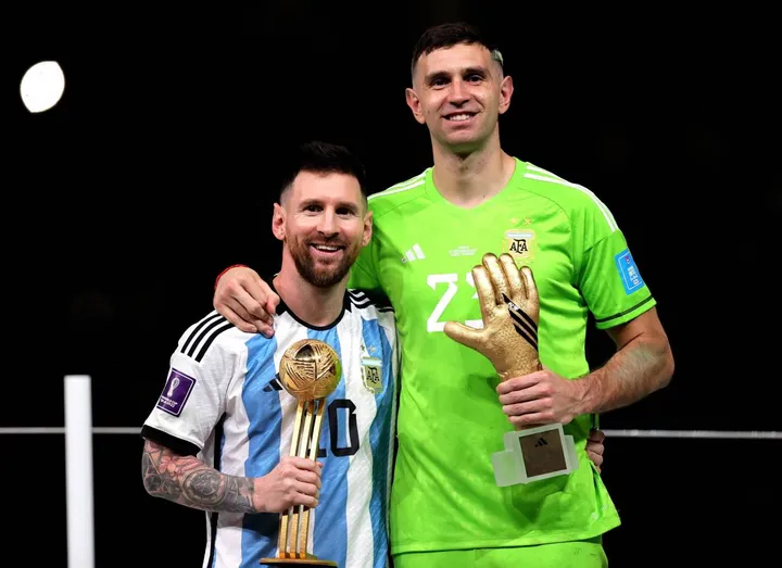 Damian Martinez, a destra, con Leo Messi con i premi di migliori giocatori