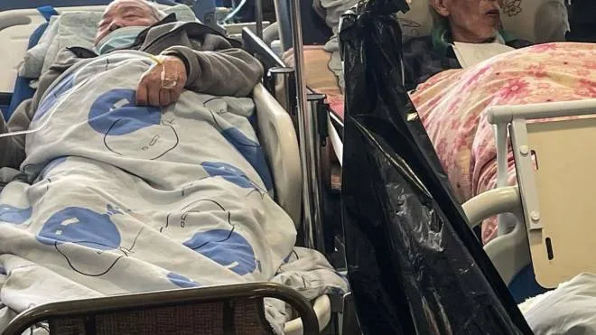 Pazienti ammassati in corsia, situazione caotica negli ospedali di Shanghai