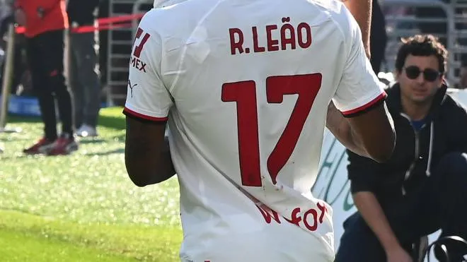 Rafa Leao onora il compagno di squadra Sandro Tonali con il gesto del lustrascarpe dopo l’assist che ha portato al primo gol dei rossoneri all’Arechi