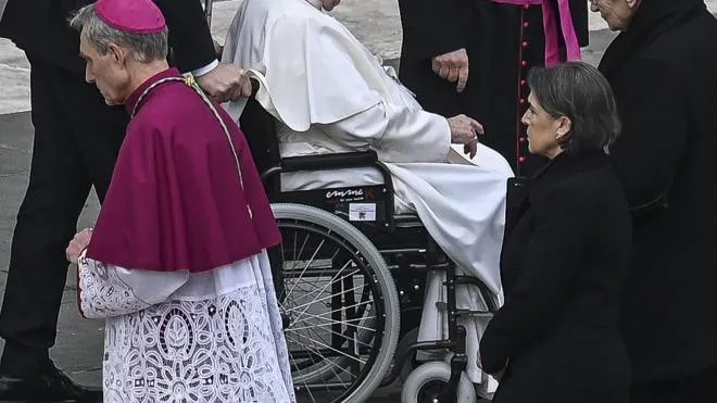 Monsignor Gaenswein e Bergoglio si incrociano durante i funerali di Benedetto ma non si rivolgono lo sguardo