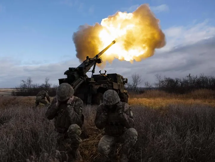 Militari ucraini durante un attacco contro le posizioni russe nell’Est dell’Ucraina