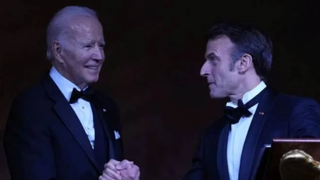 epa10343524 US President Joe Biden and French President Emmanuel Macron shake hands as they exchange toasts during a State Dinner at the White House, in Washington, DC, USA, 01 December 2022. This is the first state dinner of President Biden's presidency and a chance for the US and France to strengthen ties that have frayed due to disputes over trade and national security.  EPA/Chris Kleponis / POOL