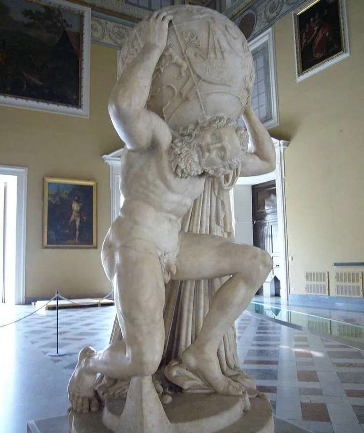 L’Atlante Farnese custodito a Napoli: sul globo, la mappatura attribuita a Ipparco