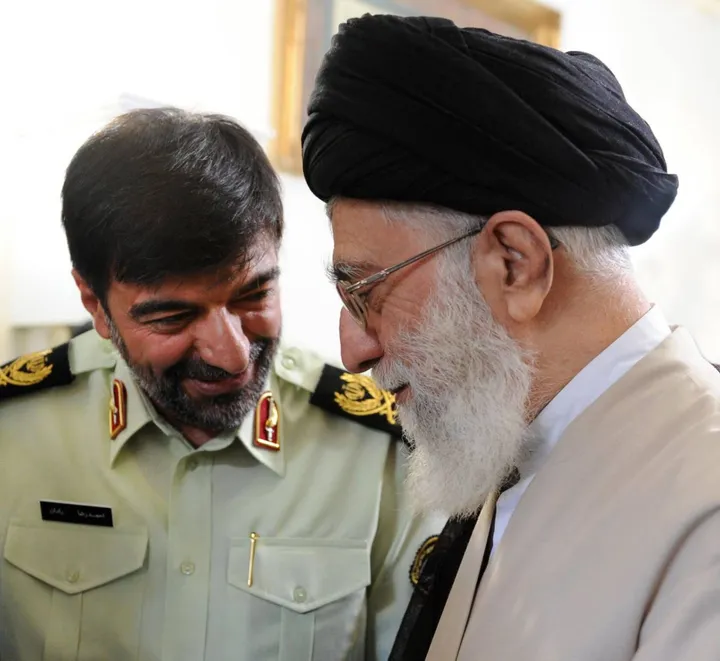 L’ayatollah Khamenei, 83 anni, e il capo della polizia Ahmad Reza Radan, classe 1963