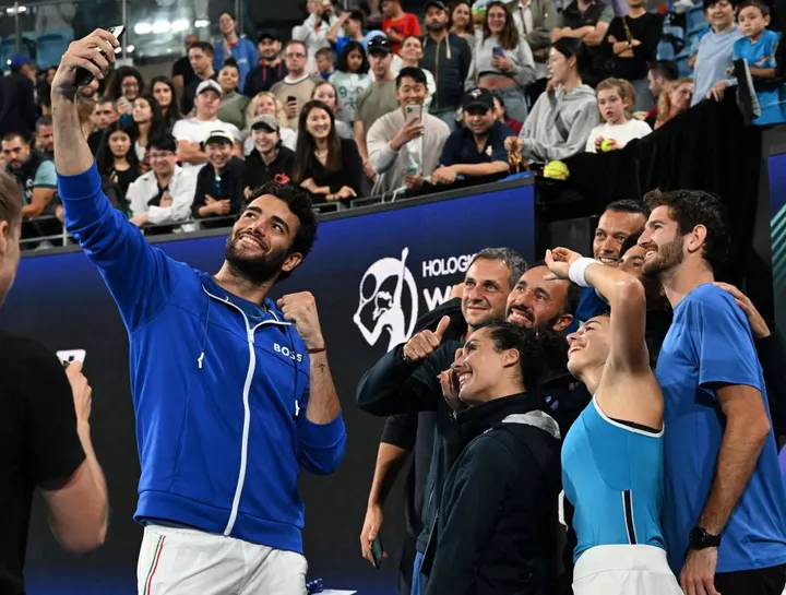 Matteo Berrettini fa un selfie con la squadra azzurra dopo la vittoria in semifinale