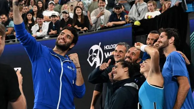 Matteo Berrettini fa un selfie con la squadra azzurra dopo la vittoria in semifinale