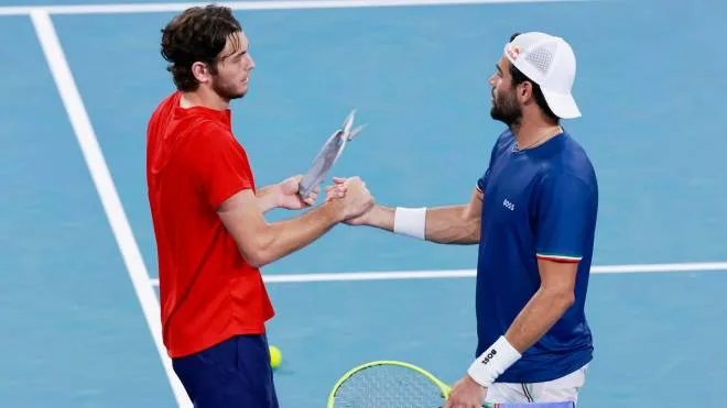 epa10395157 Taylor Fritz (L) of the USA shakes hand with Matteo Berrettini of Italy after winning the United Cup for Team USA during the 2023 United Cup Final tennis match between Italy and the USA at Ken Rosewall Arena in Sydney, Australia, 08 January 2023.  EPA/MARK EVANS NO ARCHIVING, EDITORIAL USE ONLY AUSTRALIA AND NEW ZEALAND OUT