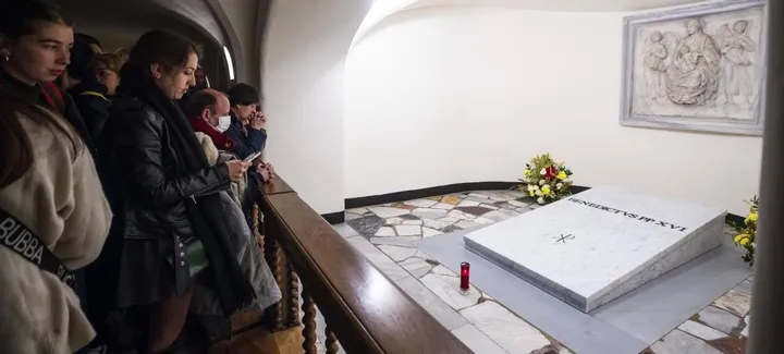 Ieri, molti fedeli hanno pregato nelle Grotte Vaticane sulla tomba del Papa emerito Benedetto XVI (Joseph Ratzinger) morto il 31 dicembre scorso