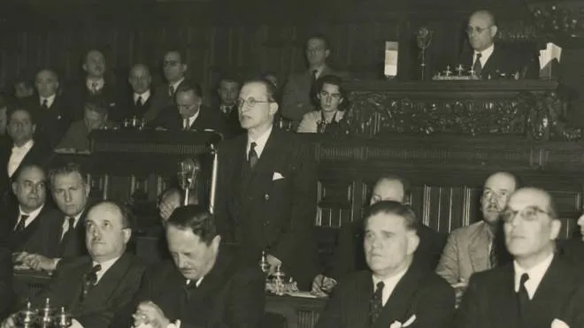 Una foto d’archivio dell’Assemblea Costituente. In primo piano Alcide De Gasperi