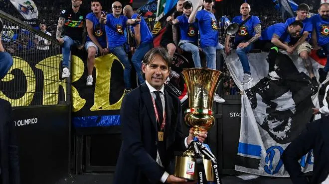 Simone Inzaghi con la Coppa Italia vinta lo scorso maggio