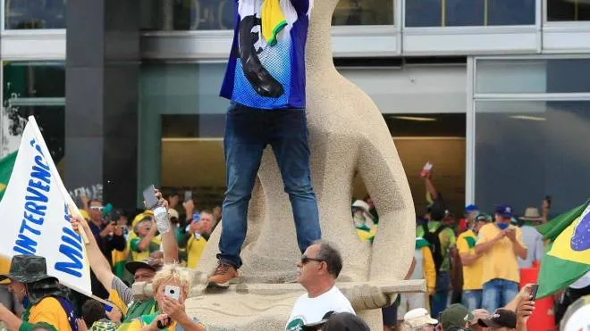L’invasione dei supporter di Bolsonaro all’esterno del palazzo presidenziale