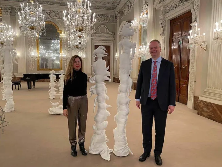 L’artista libano-canadese Marya Kazoun e il direttore Eike Schmidt insieme alle sculture della mostra ’First Act’ nella Sala Bianca di Palazzo Pitti