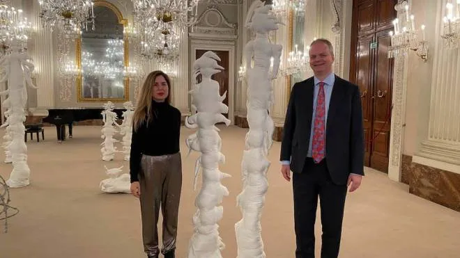 L’artista libano-canadese Marya Kazoun e il direttore Eike Schmidt insieme alle sculture della mostra ’First Act’ nella Sala Bianca di Palazzo Pitti