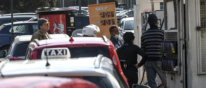 Una fila di automobili a un distributore di carburante (foto d’archivio)