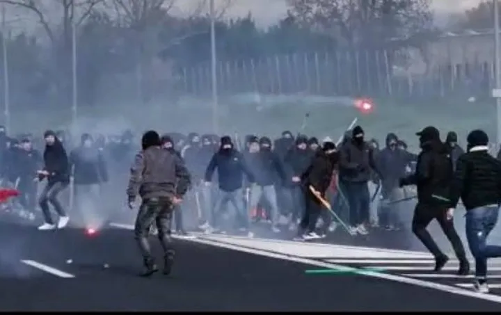 Gli scontri di domenica scorsa, lungo la A1, tra gli ultras del Napoli e della Roma
