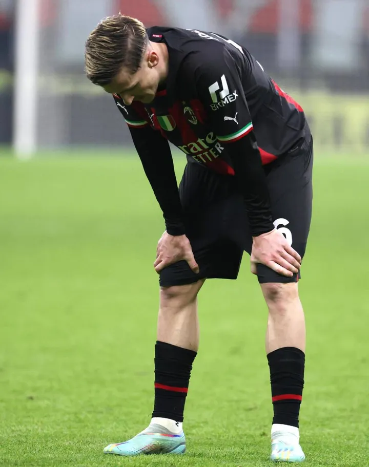La disperazione di Alexis Saelemaekers dopo l’eliminazione del Milan dalla Coppa Italia, battuto ai supplementari da un Torino rimasto in dieci uomini
