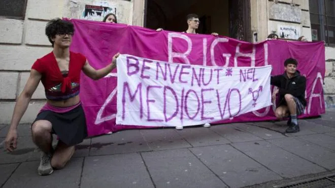 Protesta degli studenti del liceo Righi di Roma contro il dress code (foto d’archivio)