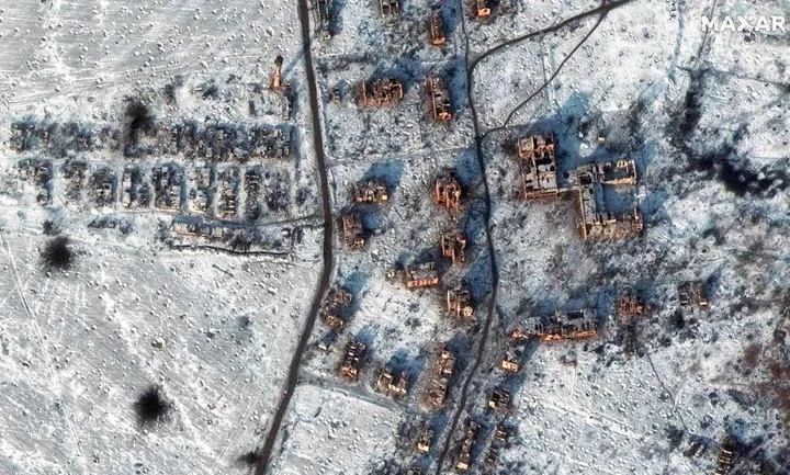 Le immagini satellitari di Maxar tecnologies mostrano la città mineraria di Soledar, rasa al suolo