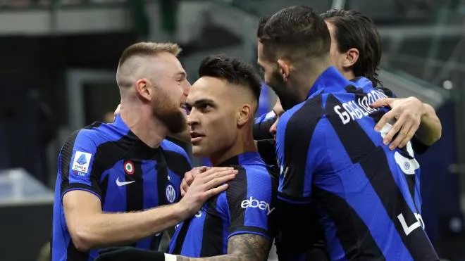 Inter Milan�s Lautaro Martinez (C)  jubilates with his teammates after scoring goal of 1 to 0 during the Italian serie A soccer match between FC Inter  and Verona Giuseppe Meazza stadium in Milan, 14 January 2023.
ANSA / MATTEO BAZZI