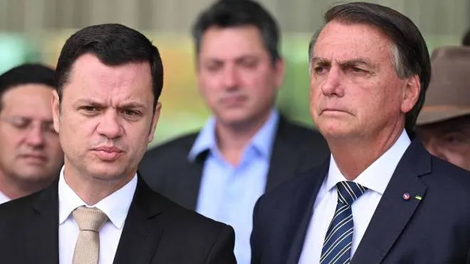 L’ex ministro brasiliano Anderson Torres (47 anni), arrestato ieri, qui con l’ex presidente. Bolsonaro (67)