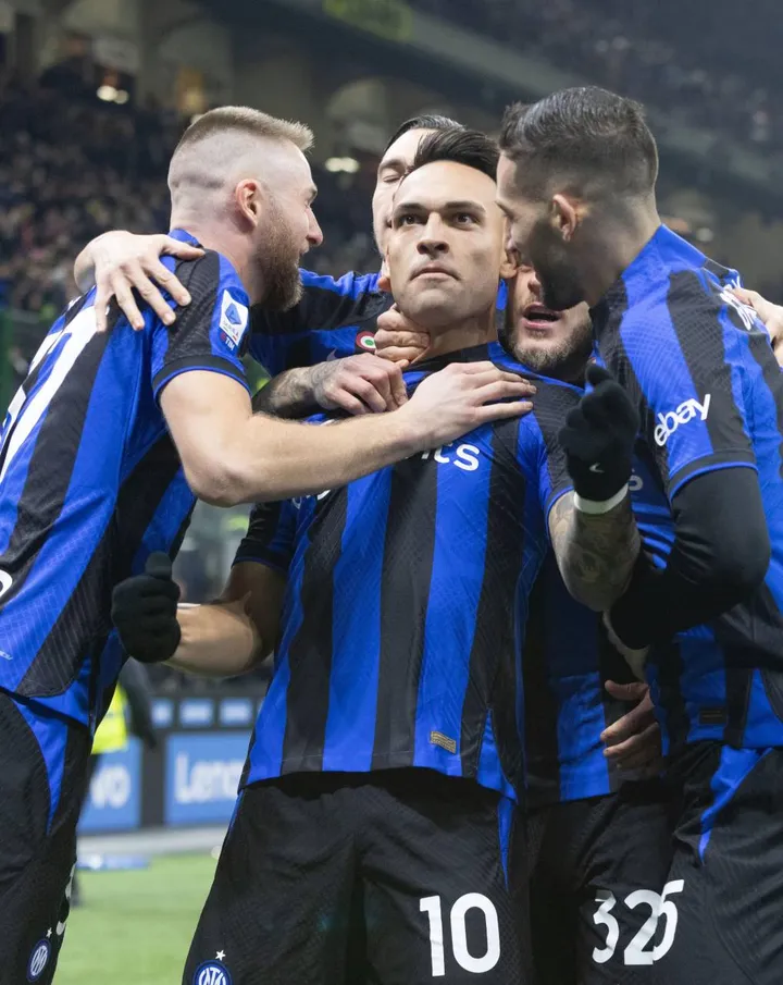 Lautaro Martinez abbracciato dai compagni: il gol realizzato in apertura dal campione del mondo argentino è bastato all’Inter contro un Verona scorbutico