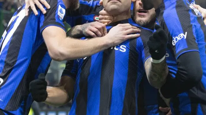 Lautaro Martinez abbracciato dai compagni: il gol realizzato in apertura dal campione del mondo argentino è bastato all’Inter contro un Verona scorbutico