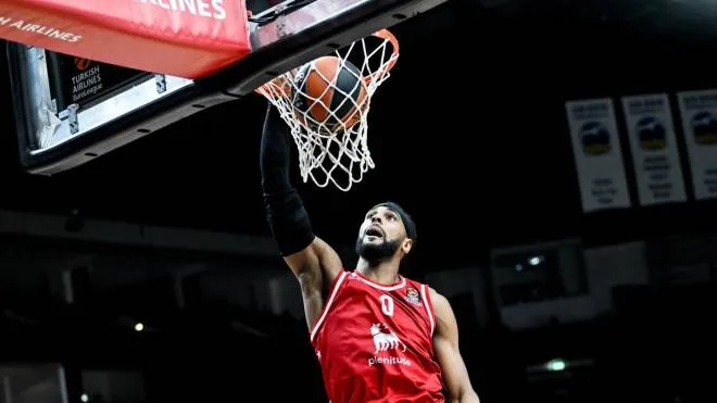 epa10398608 Brandon Davies of Milano in action during the Euroleague Basketball match between Alba Berlin and Olimpia Milano, in Berlin, Germany, 10 January 2023.  EPA/FILIP SINGER