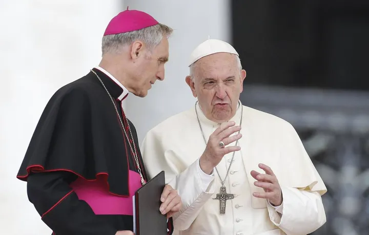 Monsignor Georg Gaenswein, 66 anni, e papa Francesco, 86