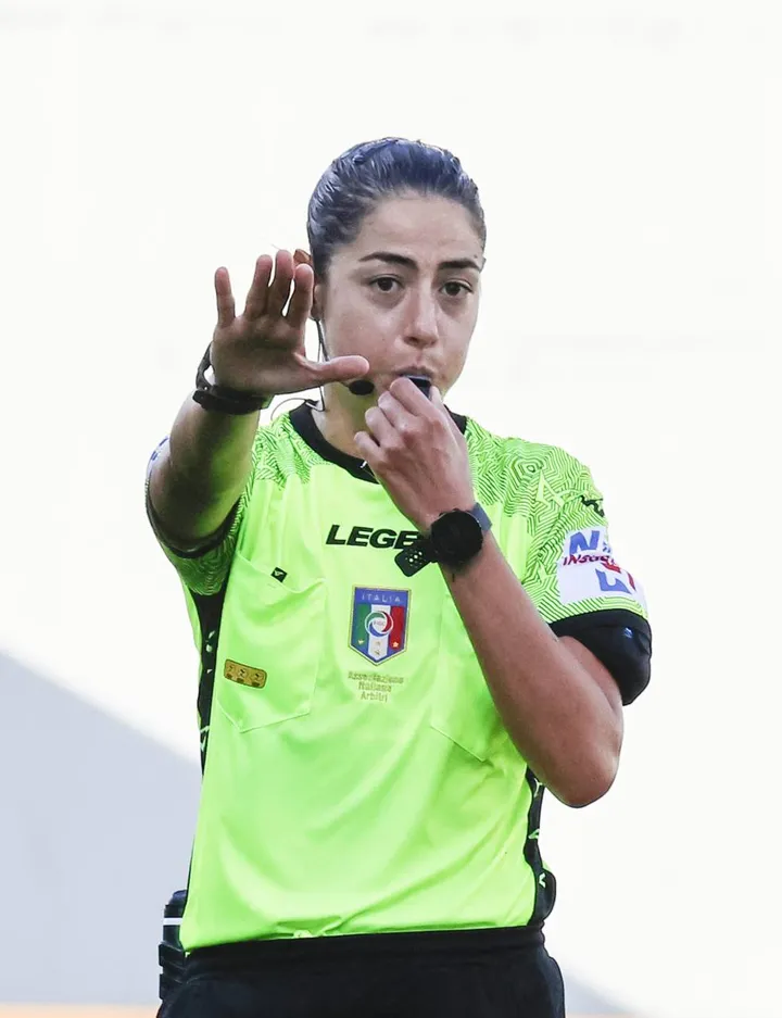 Maria Sole Ferrieri Caputi, 32 anni, ha già debuttato in serie A in Sassuolo-Salernitana, finita 5-0: stasera un’altra svolta con una terna tutta femminile