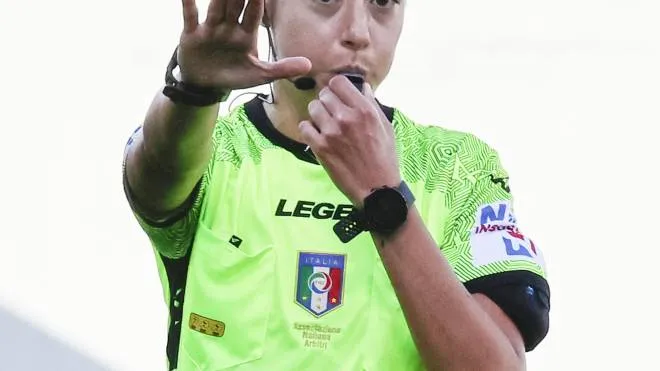 Maria Sole Ferrieri Caputi, 32 anni, ha già debuttato in serie A in Sassuolo-Salernitana, finita 5-0: stasera un’altra svolta con una terna tutta femminile