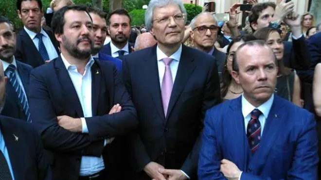 Matteo Salvini (49 anni), in una foto di alcuni anni fa con l’ambasciatore russo. Razov e Gianluca Savoini