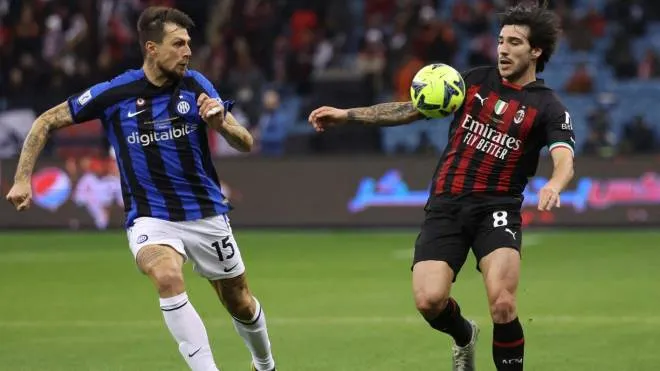 Inter Milan's Italian defender Francesco Acerbi (L) fights for the ball with AC Milan's Italian midfielder Sandro Tonali during the Italian SuperCup football match between AC Milan and Inter Milan, at the King Fahd International Stadium in Riyadh on January 18, 2023. (Photo by Giuseppe CACACE / AFP)