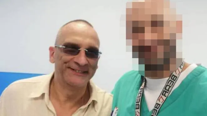 Matteo Messina Denaro, 60 anni, nel selfie scattato lo scorso anno assieme a un giovane chirurgo della clinica La Maddalena di Palermo