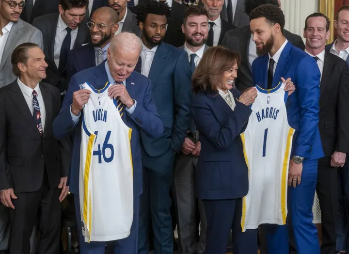 Steph Curry, a destra, ha donato canotte a Joe Biden e Kamala Harris alla Casa Bianca